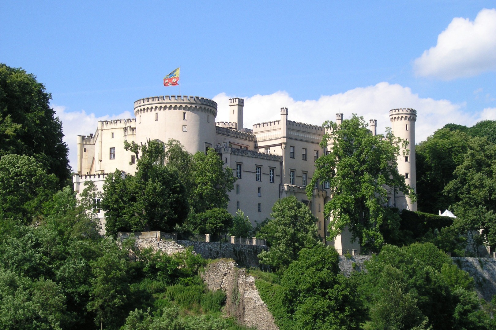 Schloss Wolfsberg der Grafenfamilie Henckel von Donnersmarck, gesehen vom Stadtpfarrturm in nordöstlicher Richtung ( © Herr Mag. Bernhard Wagner).