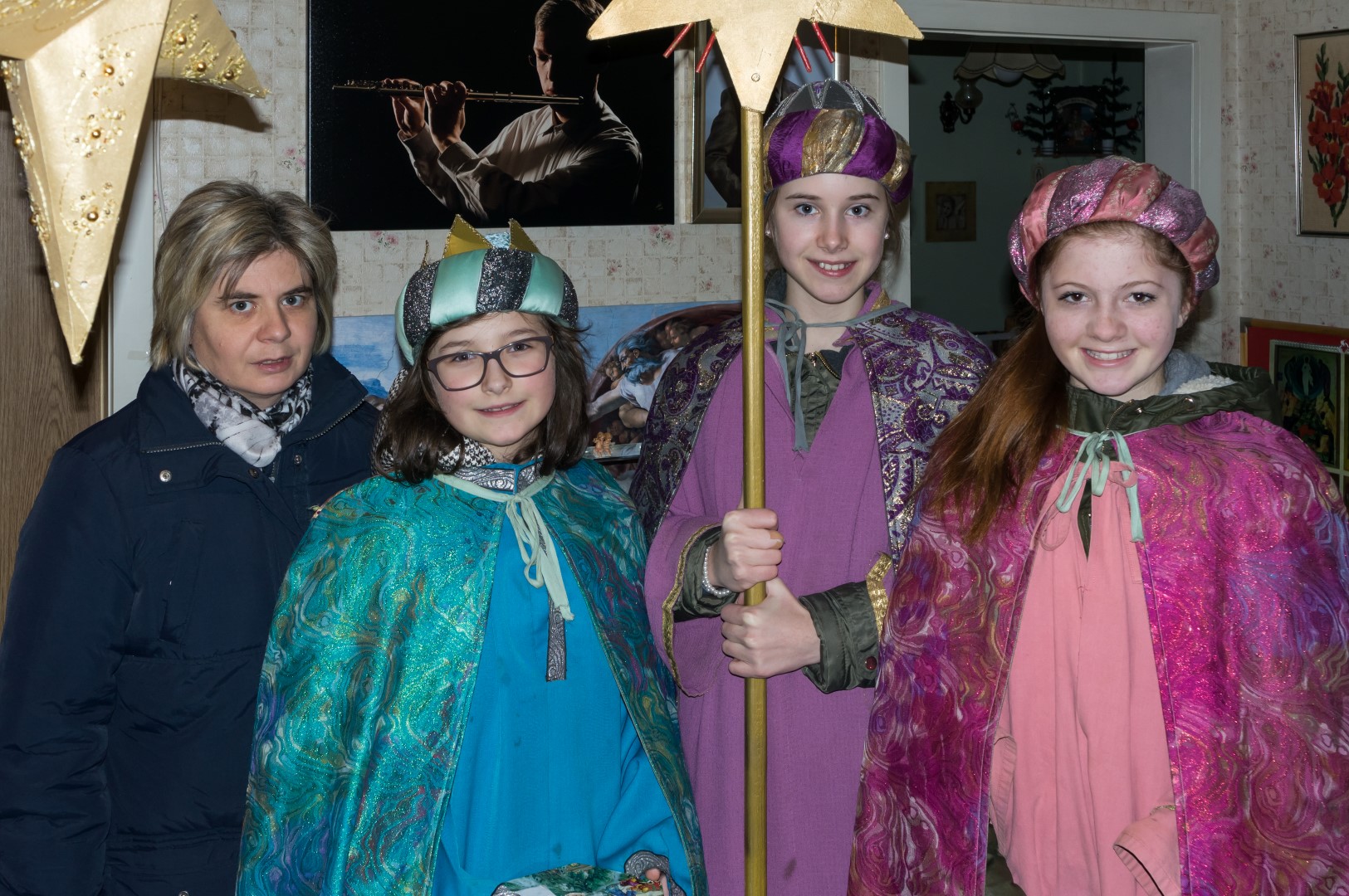 Besuch der Sternsinger (von rechts: Isabella Reischl, Sarah Radl und Elena Penz) gemeinsam mit Begleiterin Frau Martha Radl bei Familie Koschier/Wagner am Hochfest der Erscheinung des Herrn (© Herr Mag. Bernhard Wagner).