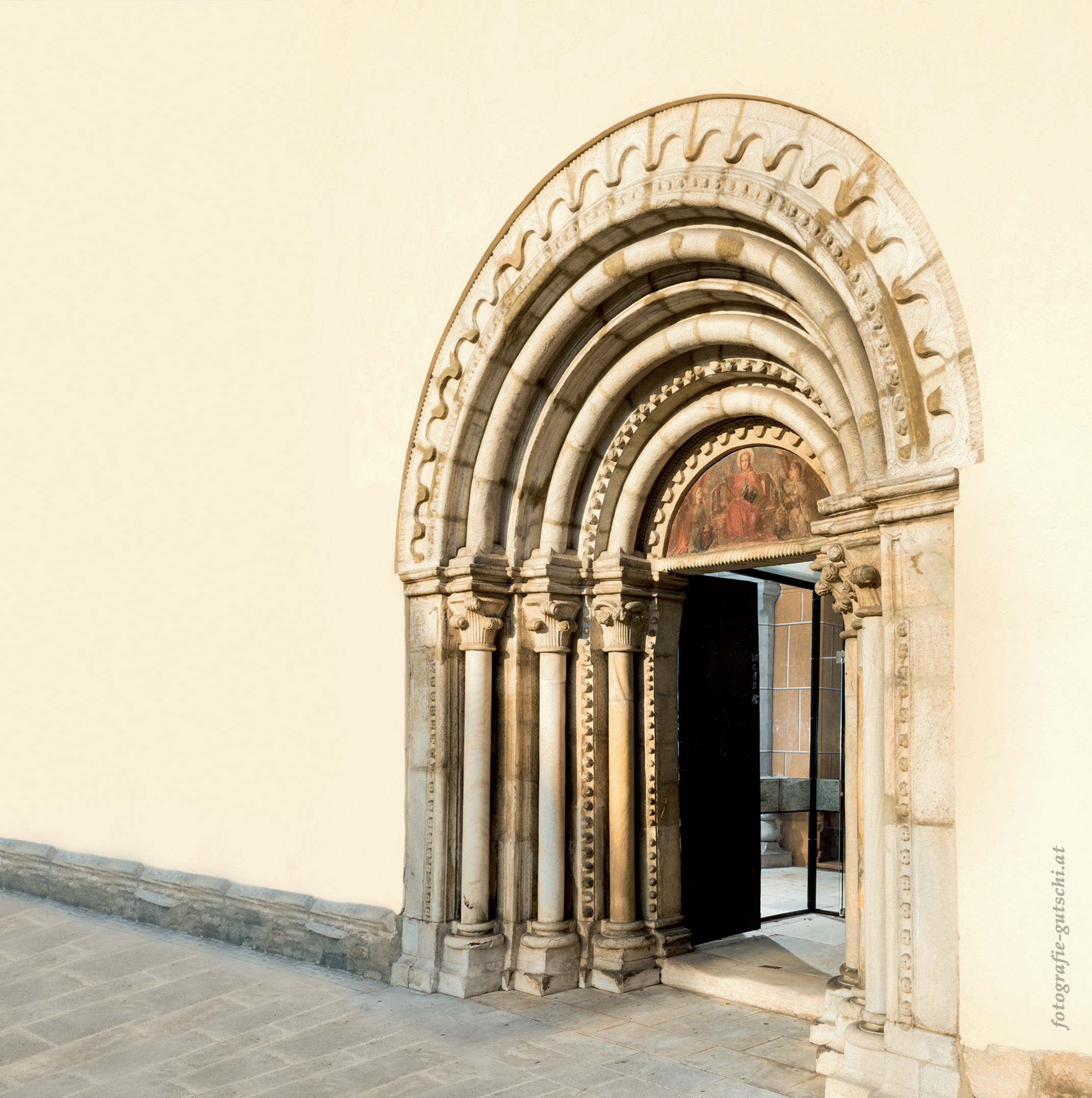 Kostbarkeiten in unseren Gotteshäusern. Das romanische Portal unserer Stadtpfarrkirche