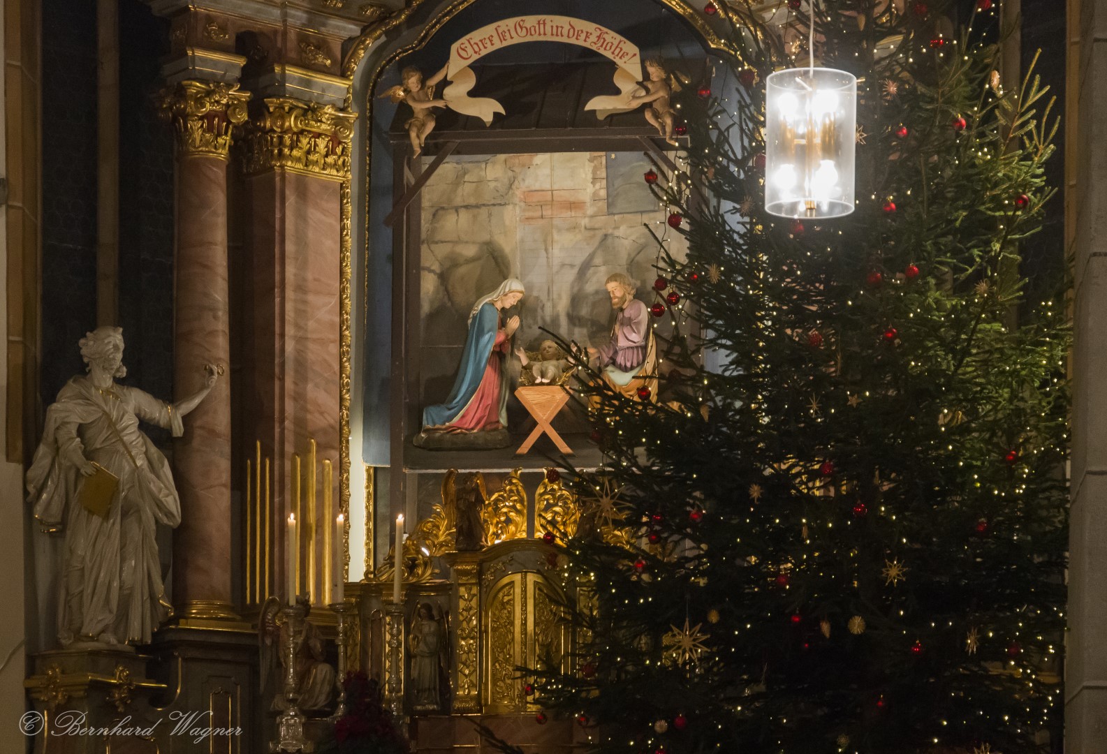Hochaltarkrippe in der Stadtpfarrkirche St. Markus (© Foto: Mag. Bernhard Wagner).