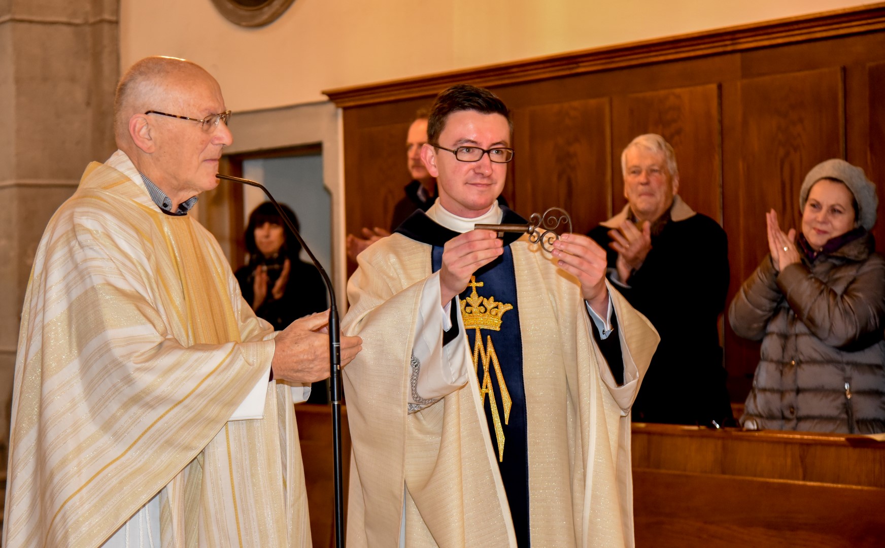 Schlüsselübergabe an Pfarrprovisor Mag. Dr. Christoph Kranicki durch Pfarrer i. R. Mag. Engelbert Hofer (© Herr Gerhard Pulsinger).