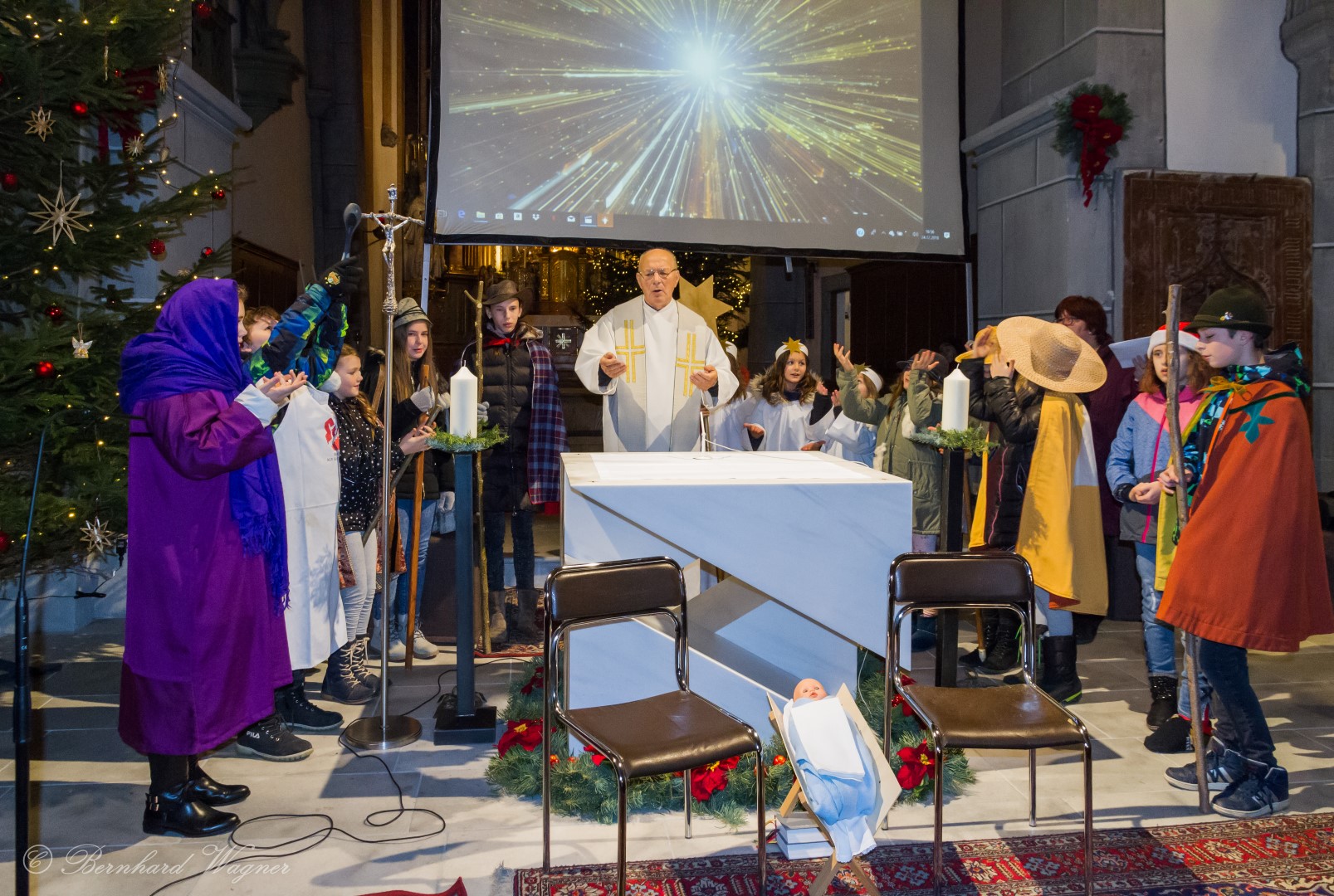 Pfarrer Hofer mit den Kindern (© Herr Mag. Bernhard Wagner).