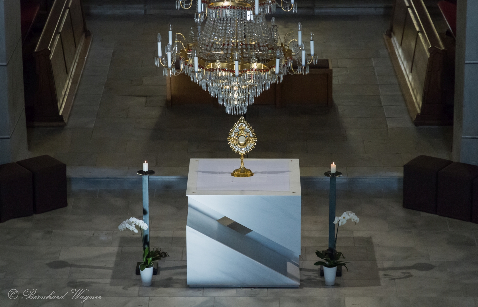 Die Monstranz mit dem Leib Christi, gesehen vom Chor (© Herr Mag. Bernhard Wagner).