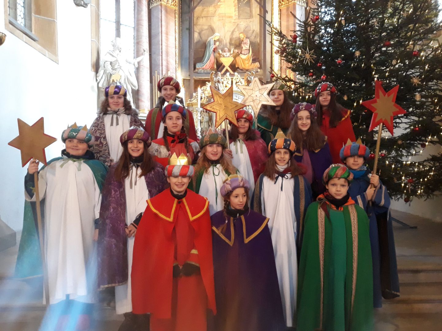 Sternsingergruppe beim Stiegenaufgang zum Hochaltar der Markuskirche Wolfsberg.