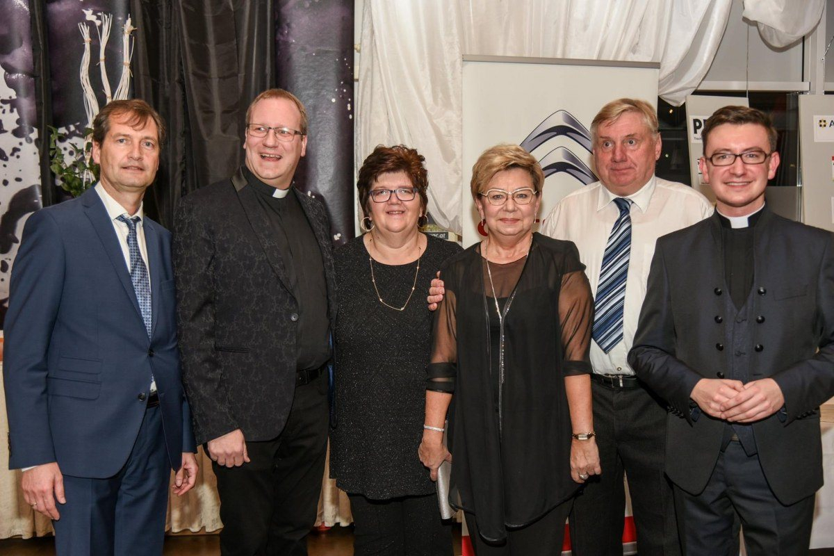 Von links: Pfarrgemeinderatsobmann Herr Klaus Penz, Dechant Mag. Edlinger, Pfarrsekretärin Frau Claudia Cufer, Frau Astrida Kranicka, Herr Wolfgang Petschenig und Pfarrprovisor Mag. Dr. Christoph Kranicki (© Herr Gerhard Pulsinger).