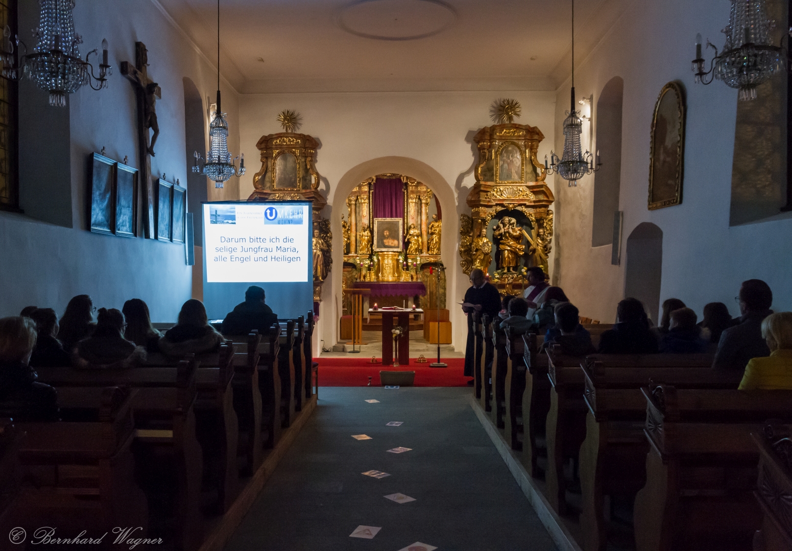 Blick durch die Kirche zu Hochaltar und Volksaltar wärend des Schuldbekenntnisses (© Herr Mag. Bernhard Wagner).