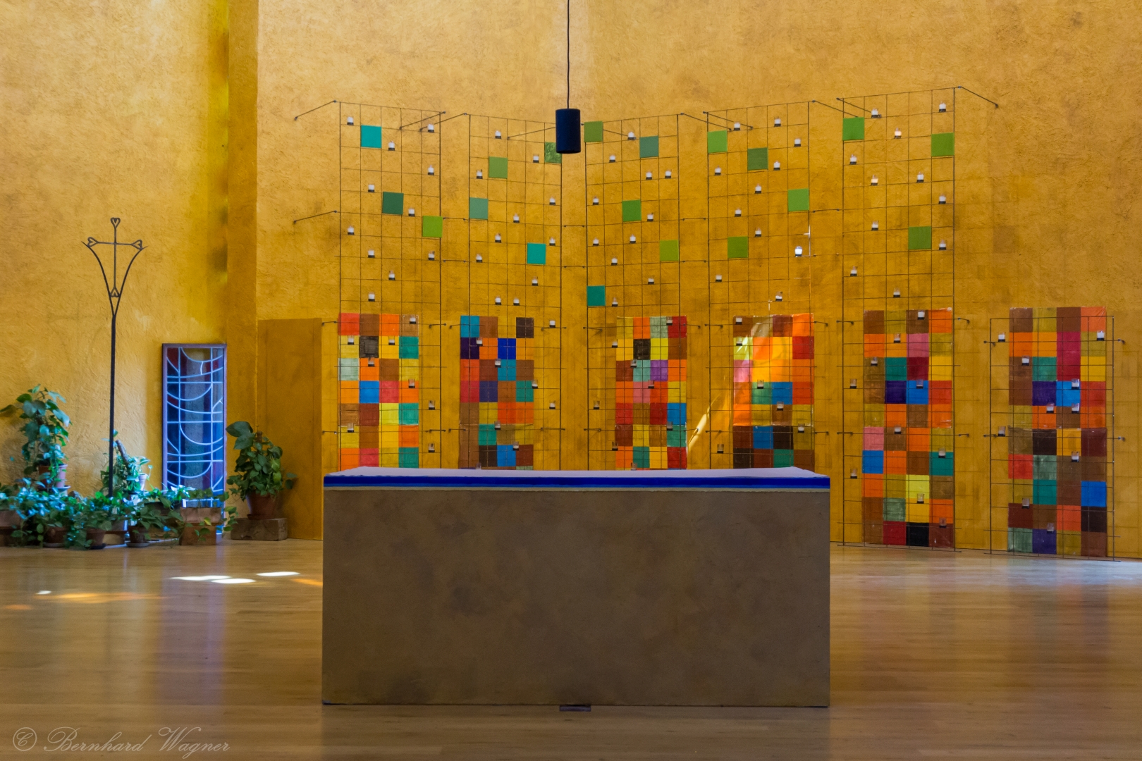 Altarbereich der Versöhnungskirche am Tag (© Herr Mag. Bernhard Wagner).