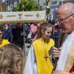 Fronleichnam-Fronleichnamsprozession-Hoher-Platz-Dechant-Hofer-Ministranten_3