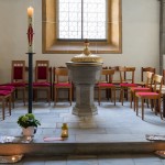 Lange-Nacht-der-Kirchen-Barmherzigkeitspfad-Taufstein-Osterkerze