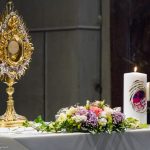 Abend-der-Barmherzigkeit-Blumengesteck-und-Barmherzigkeitskerze