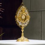 Abend-der-Barmherzigkeit-Am-Volksaltar-ausgesetzte-Monstranz_2