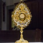 Abend-der-Barmherzigkeit-Monstranz-mit-dem-Leib-Christi