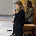 Abend-der-Barmherzigkeit-Eine-Jugendliche-im-Gebet_1