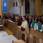 Abend-der-Barmherzigkeit-Eine-Jugendliche-und-Diakon-Schoenhart-im-Gebet