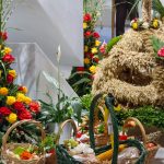 Erntedank-Erntekrone-und-Erntegaben_1