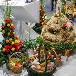 Erntedank-Erntekrone-und-Erntegaben_2