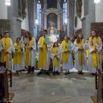 Erntedank-Ministranten-vor-dem-Volksaltar