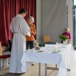 Seniorentreffen-Kaplan-erhaelt-ein-Geschenk