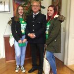 72h-Projekt-Zwei-Maedchen-mit-Buergermeister