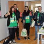 72h-Projekt-Gruppe-beim-Pralinenverkauf