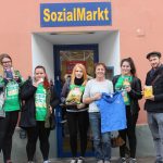 72h-Projekt-Das-„1-Kilo“-Team-vor-dem-Sozialmarkt