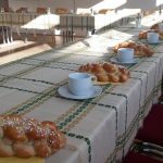 Seniorentreffen-Kaffeetassen-und-Allerheiligenstriezel