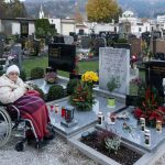 Allerseelen-Die-ehemalige-Stadtpfarrmessnerin-beim-Besuch-des-Grabes_2