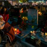 Allerseelen-Warten-auf-die-Segnung-des-Grabes