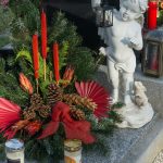 Allerheiligen-Eine-naehere-Ansicht-von-Gesteck-und-Engel