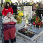 Allerheiligen-Die-ehemalige-Stadtpfarrmessnerin-beim-Besuch-des-Grabes_1