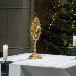 Abend-der-Barmherzigkeit-Monstranz-mit-Allerheiligstem