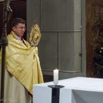 Abend-der-Barmherzigkeit-Segenspendung-durch-den-Kaplan